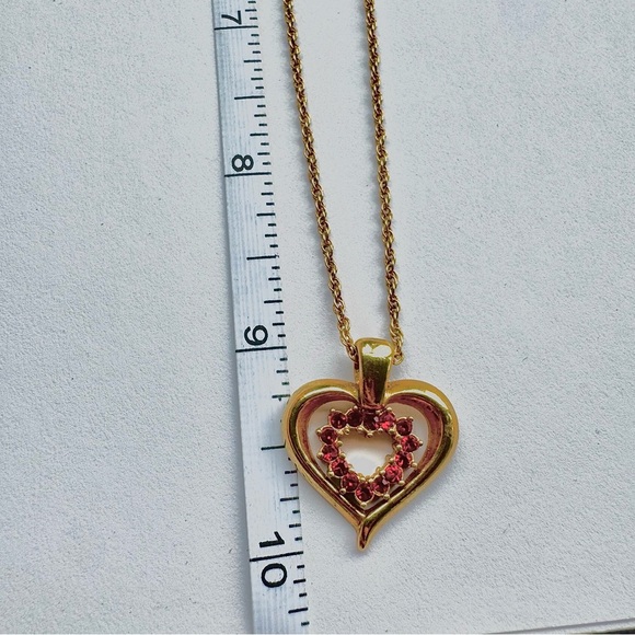 Stunning Gold Tone Necklace Double Heart Pendant Ruby Red Rhinestones VTG Y2K - Picture 2 of 5